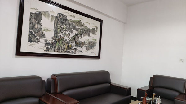 一、需求收集与分析 初步了解需求：系统分析员首先与客户沟通，初步了解客户对计件软件的具体需求，包括功能需求、性能需求、用户界面需求等。 深入分析与整理：进一步深入了解和分析需求，整理出完整的需求文档，明确列出系统模块、相关界面和功能，确保需求的准确性和完整性。 需求确认：与客户进行多次沟通和确认，确保双方对需求的理解一致，并根据客户的反馈逐步完善需求文档。 二、设计阶段 UI设计：UI设计师根据需求文档，设计软件的界面效果图，并标注好界面功能，明确常用界面形式、尺寸等，以供后续研发快速落地。 系统架构设计：研发工程师根据需求文档和设计效果图，进行系统的总体结构设计和模块设计，确定软件的技术架构、数据库设计等。 详细设计：完成系统的详细设计，包括数据结构、算法分析、模块实现等方面的设计，为后续的编码工作提供指导。 三、开发阶段 编码实现：研发工程师根据详细设计文档，开始具体的编码工作，分别实现各个模块的功能，确保软件能够满足需求文档中的各项要求。 代码审查：完成编码后，进行代码审查，确保代码质量，减少潜在的错误和漏洞。 功能测试：对软件进行功能测试，验证各个模块的功能是否按照需求文档中的要求实现，并修复发现的问题。 四、测试阶段 集成测试：将各个模块集成在一起，进行集成测试，确保各个模块之间的接口和数据交互没有问题。 系统测试：对整个系统进行全面的测试，包括性能测试、安全测试等，确保软件在各种情况下都能稳定运行。 编写测试报告：测试工程师编写测试报告，记录测试过程和结果，为后续的维护和优化提供依据。 五、部署与上线 部署准备：制定详细的部署计划，包括部署环境、部署步骤等，确保部署过程顺利进行。 系统部署：按照部署计划，将软件部署到生产环境中，并进行初步的调试和验证。 正式上线：与客户达成一致后，系统正式上线运行，开始为企业的生产和管理提供支持。 六、后期维护与优化 用户培训：为客户提供系统使用培训，确保客户能够熟练使用软件。 技术支持：提供持续的技术支持和服务，解决客户在使用过程中遇到的问题。 系统优化：根据客户的反馈和系统的运行情况，对软件进行持续的优化和升级，提高软件的性能和稳定性。 七、关键技术要点 自动化与智能化：通过自动化和智能化的管理工具，优化生产流程，减少人为错误，提高生产效率和准确性。 数据记录与分析：准确记录生产数据，提供多维度数据记录功能，并通过数据分析工具进行数据挖掘和预测，帮助企业提前预判市场需求和生产风险。 员工满意度：实现透明的计件制度，提供智能排班和员工自助服务功能，提高员工的工作满意度和积极性。 系统集成与扩展：支持与企业资源计划（ERP）、制造执行系统（MES）等系统的集成，满足企业多样化需求，并提供模块化设计，方便企业进行灵活扩展和升级。 安全性与隐私保护：采用数据加密、权限管理等措施，确保数据安全和隐私保护。.jpg